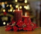 Зажженные свечи, как центральный украшенный цветами Рождество